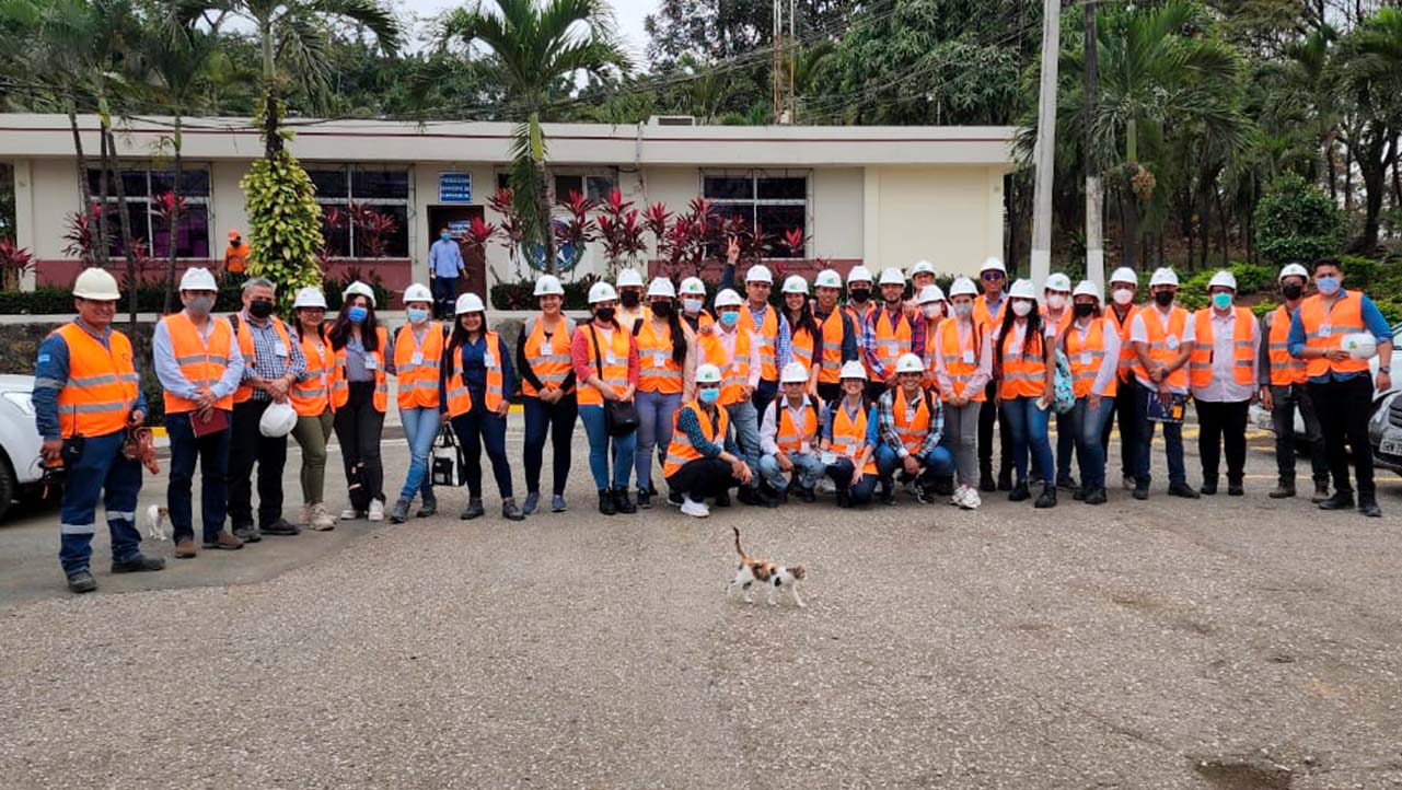 Estudiantes durante su visita técnica