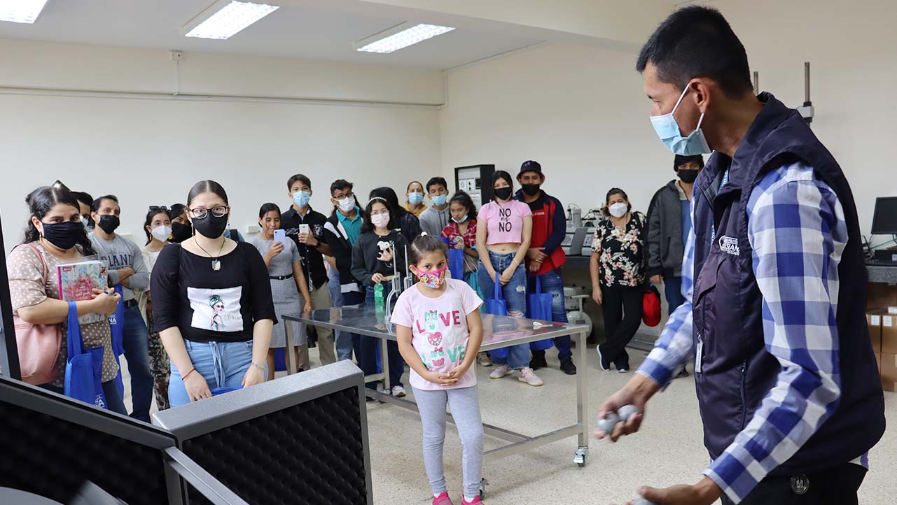 Visita guiada a los bachilleres de distintas unidades educativas