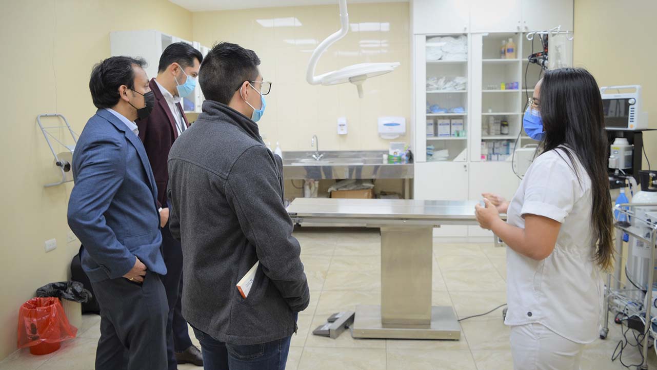 Empresarios visitan la clínica veterinaria con la que cuenta la sede Cuenca