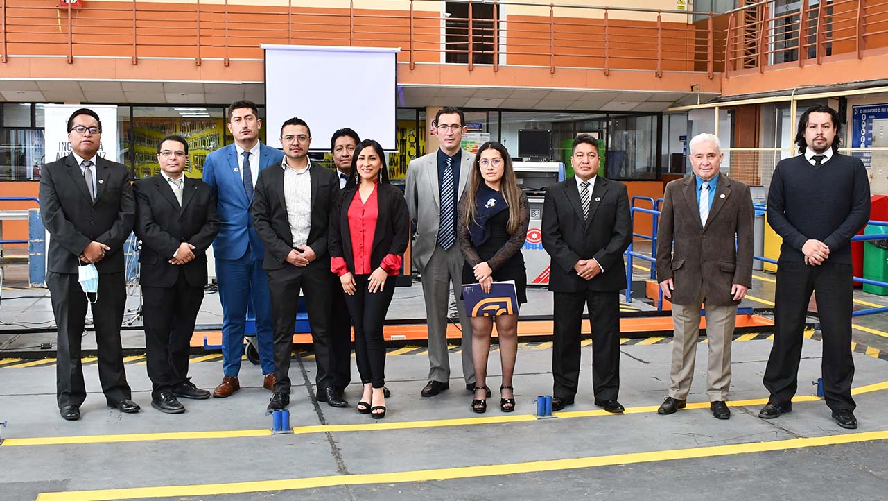 Docentes de la carera de Automotriz durante el recorrido por los talleres