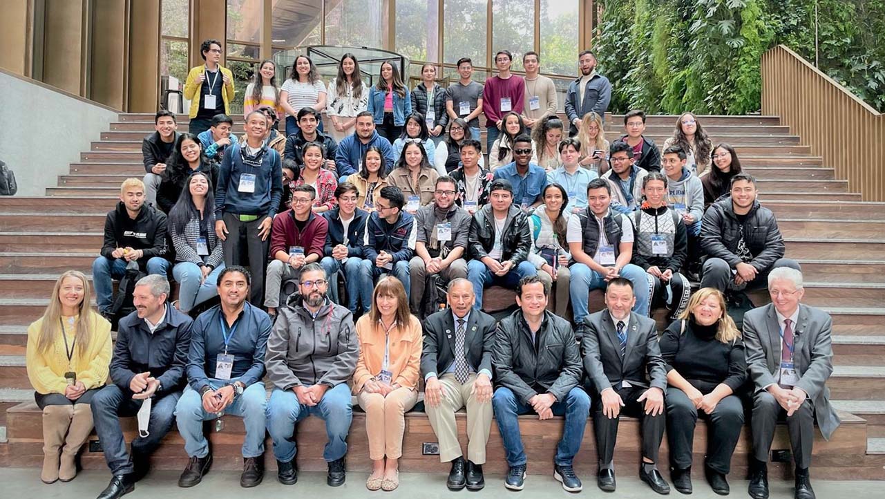 Foto grupal de los participantes de varias instituciones de educación superior