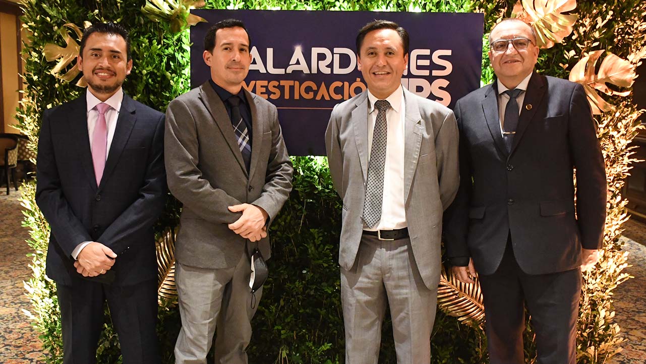 Docentes investigadores de la sede Quito durante la gala de los Galardones de Investigación
