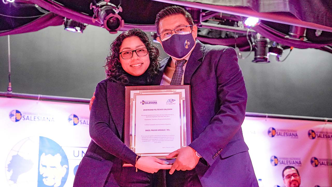 Estefanía Santillán, president of the students' union ,and Ángel Paucar, director of the automotive engineering undergraduate program
