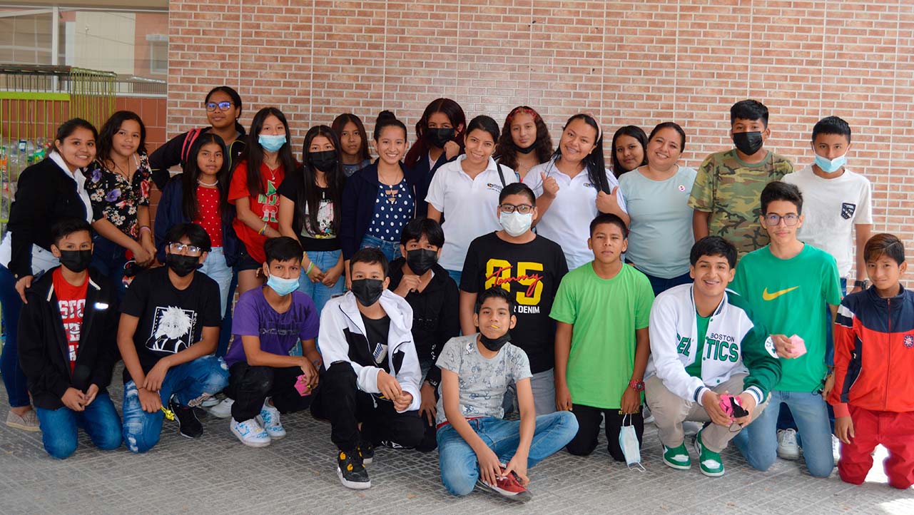 Estudiantes junto a los niños que fueron parte del proyecto