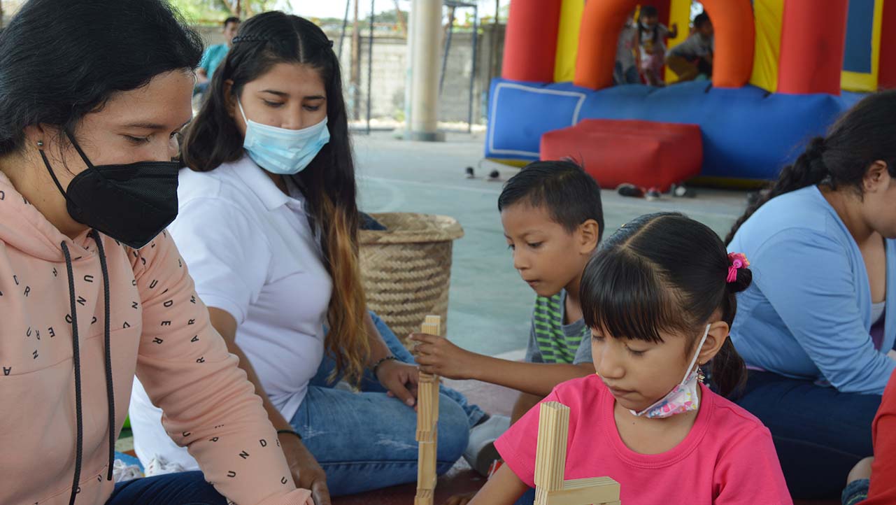 Estudiantes junto a los niños que fueron parte del proyecto 