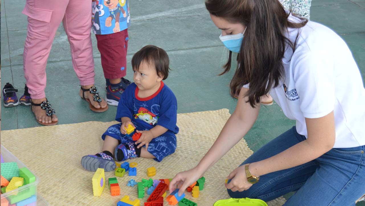 Estudiantes junto a los niños que fueron parte del proyecto 