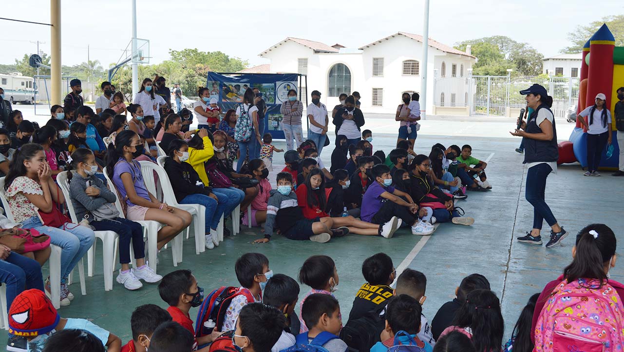 Estudiantes junto a los niños que fueron parte del proyecto 