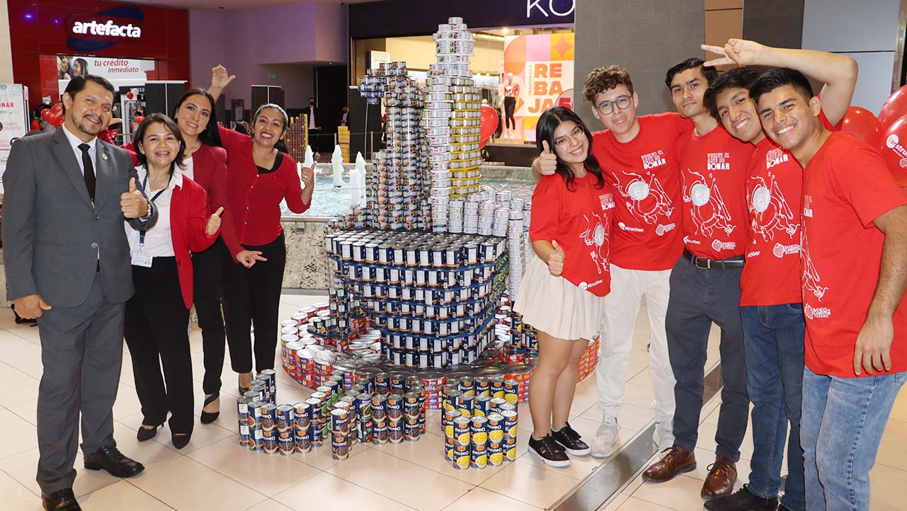 Estudiantes y docentes de varias carreras que compiten en la exhibición: CANstruction “vuelve el arte de donar”