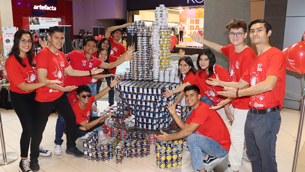 Estudiantes y docentes de varias carreras que compiten en la exhibición: CANstruction “vuelve el arte de donar”