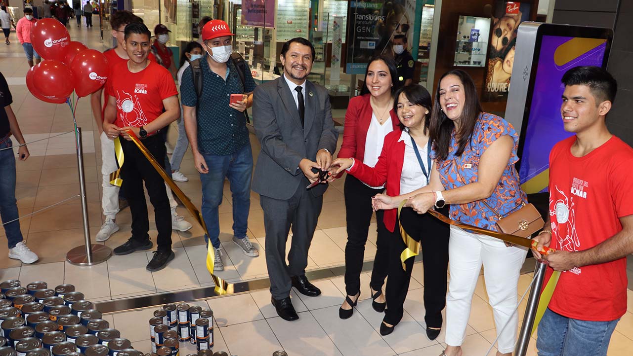 Estudiantes y docentes de varias carreras que compiten en la exhibición: CANstruction “vuelve el arte de donar”