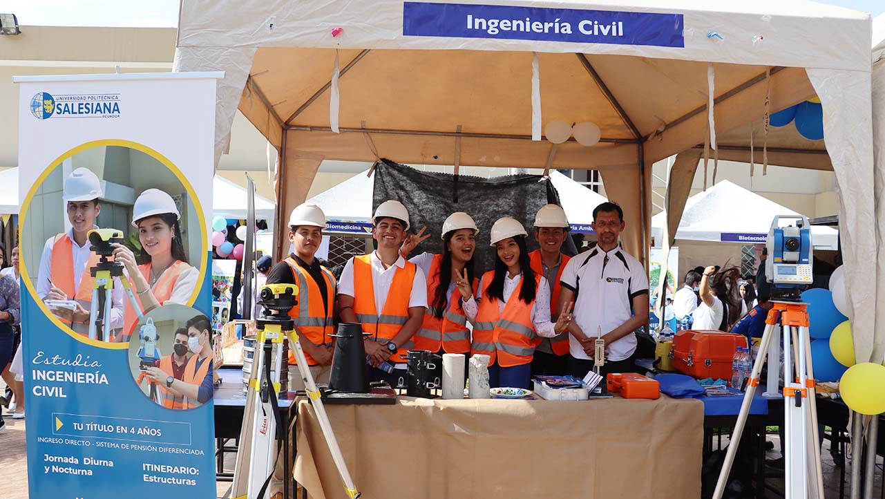 Estudiantes de Ingeniería Civil en su stand durante la Casa Abierta de la sede Guayaquil