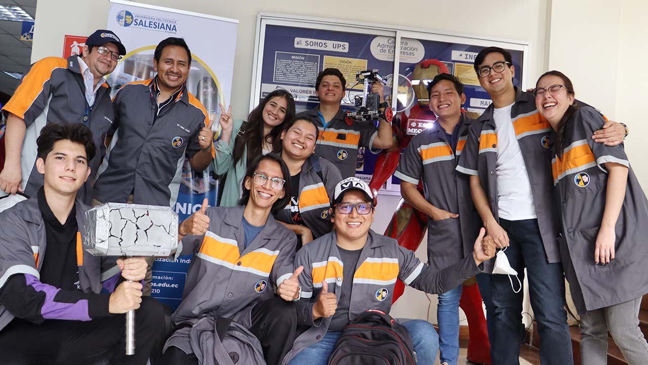 Estudiantes de Mecánica en su stand durante la Casa Abierta de la sede Guayaquil