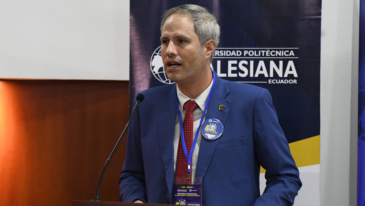 Andrea De Santis, Director de Carrera de Comunicación UPS Sede Cuenca durante discurso