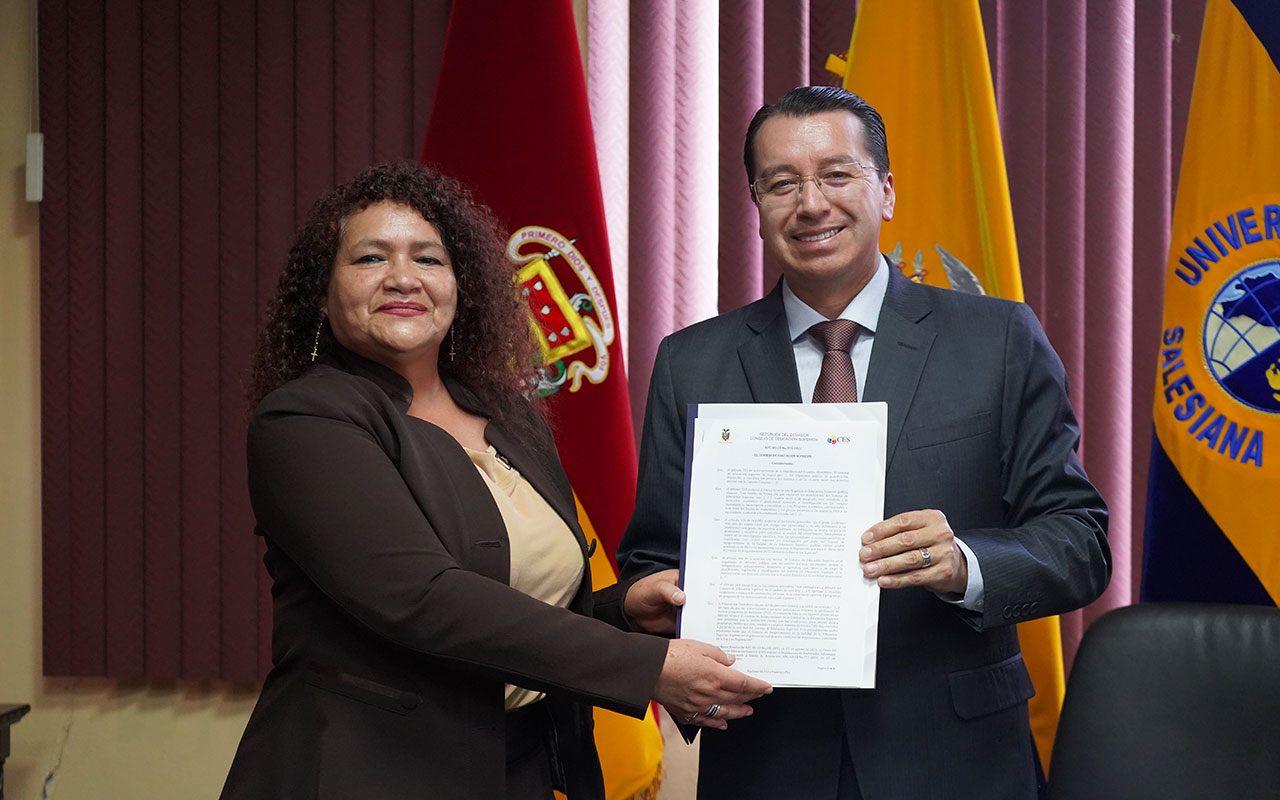 Padre Juan Cárdenas- Rector de la UPS junto a la Dra. Angela Calderón, presidenta de la presidenta de la Comisión Permanente de Doctorados del Consejo de Educación Superior CES.