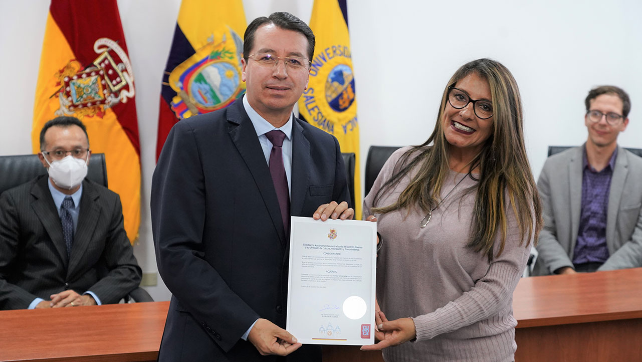 P. Juan Cárdenas - Rector de la UPS, recibe reconocimiento por parte de la Lic. Tamara Landivar Directora de Cultura de la Municipalidad de Cuenca