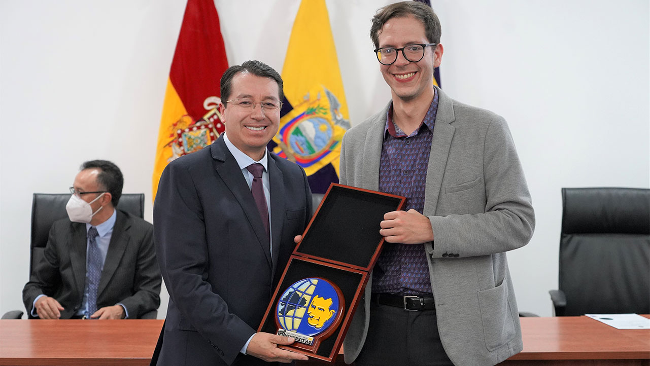 Entrega de reconocimiento. P. Juan Cárdenas junto a Dr. Ángel Torres, Editor General UPS