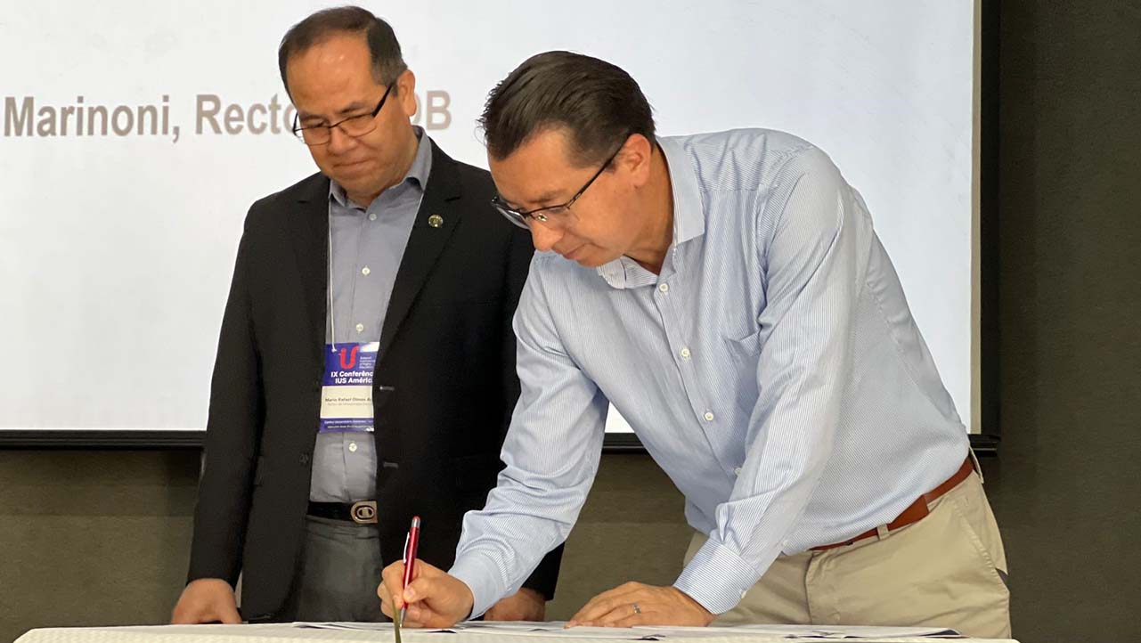 P. Juan Cárdenas durante la firma de la adhesión a los ámbitos y redes de trabajo de las IUS.