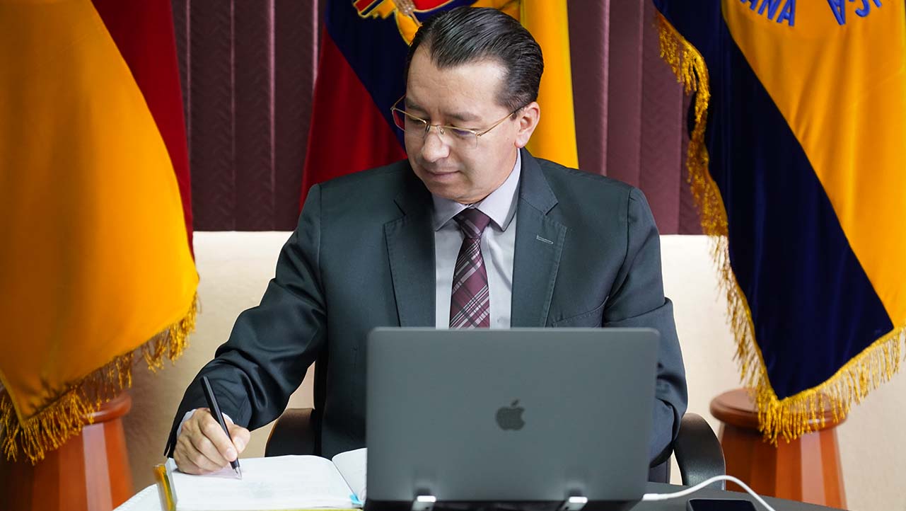 P. Juan Cárdenas firmando el acta de posesión de nuevo Vicerrector de Posgrados de la UPS