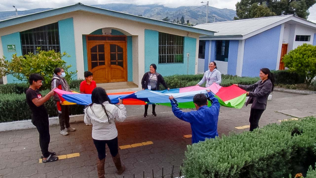 Estudiantes y docentes de la carrera de Educación Intercultural Bilingüe durante los talleres en la Granja Don Bosco de Ambato