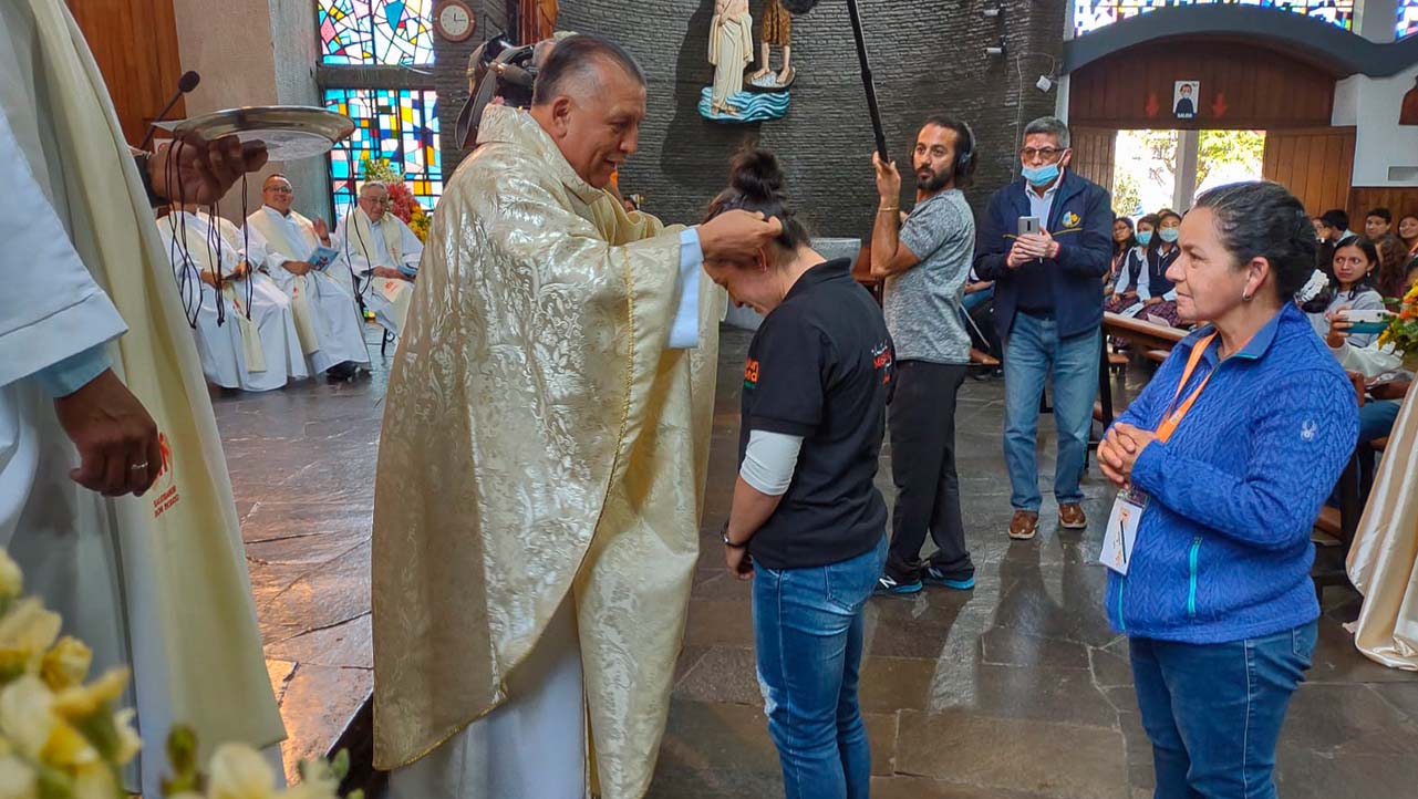 P. Francisco Sánchez, Inspector de los Salesianos en el Ecuador, da la bendición a una de las jóvenes voluntarias