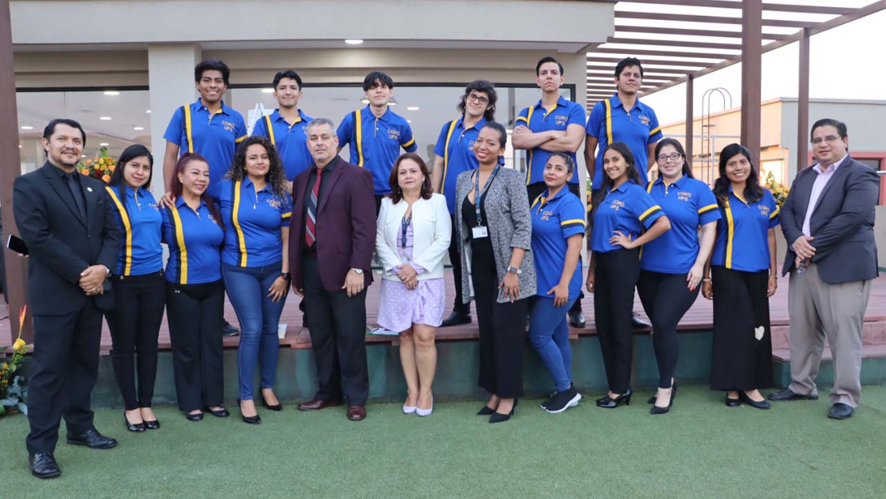 Grupo Coral de la sede Guayaquil junto a los autores del libro y vicerrector de la sede Guayaquil