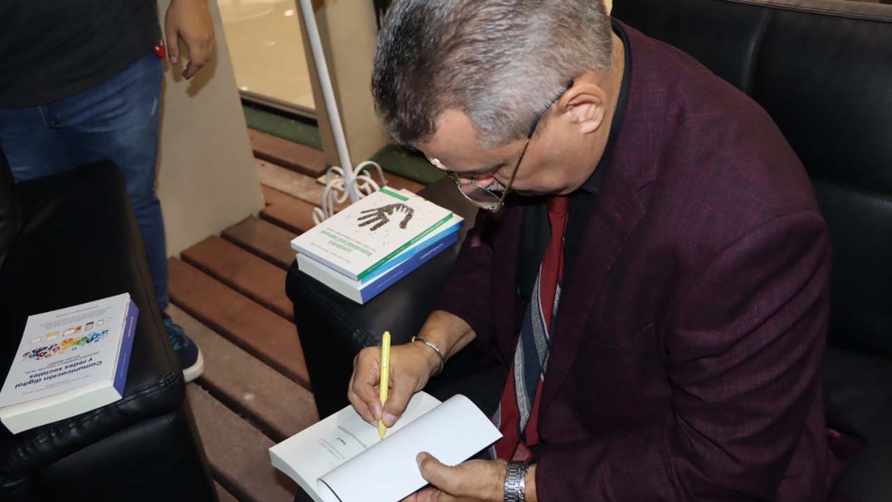 Eddy Conde Lorenzo, autor del libro, firmando su ejemplar