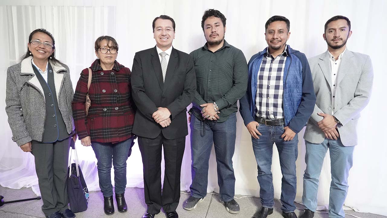 Nuevos maestrandos junto al Rector de la UPS, P. Juan Cárdenas (c)