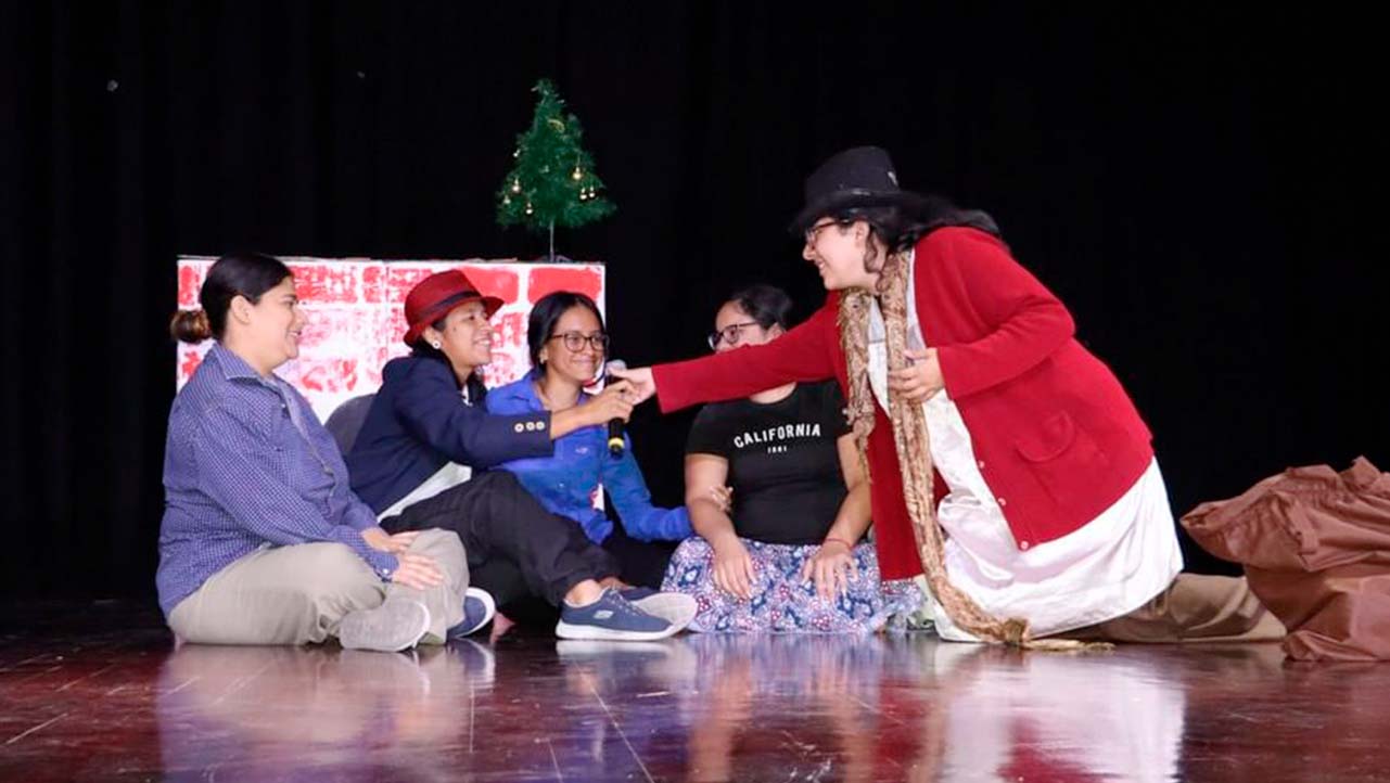 Estudiantes de las carreras de Educación Básica e Inicial durante el evento de la obra teatral