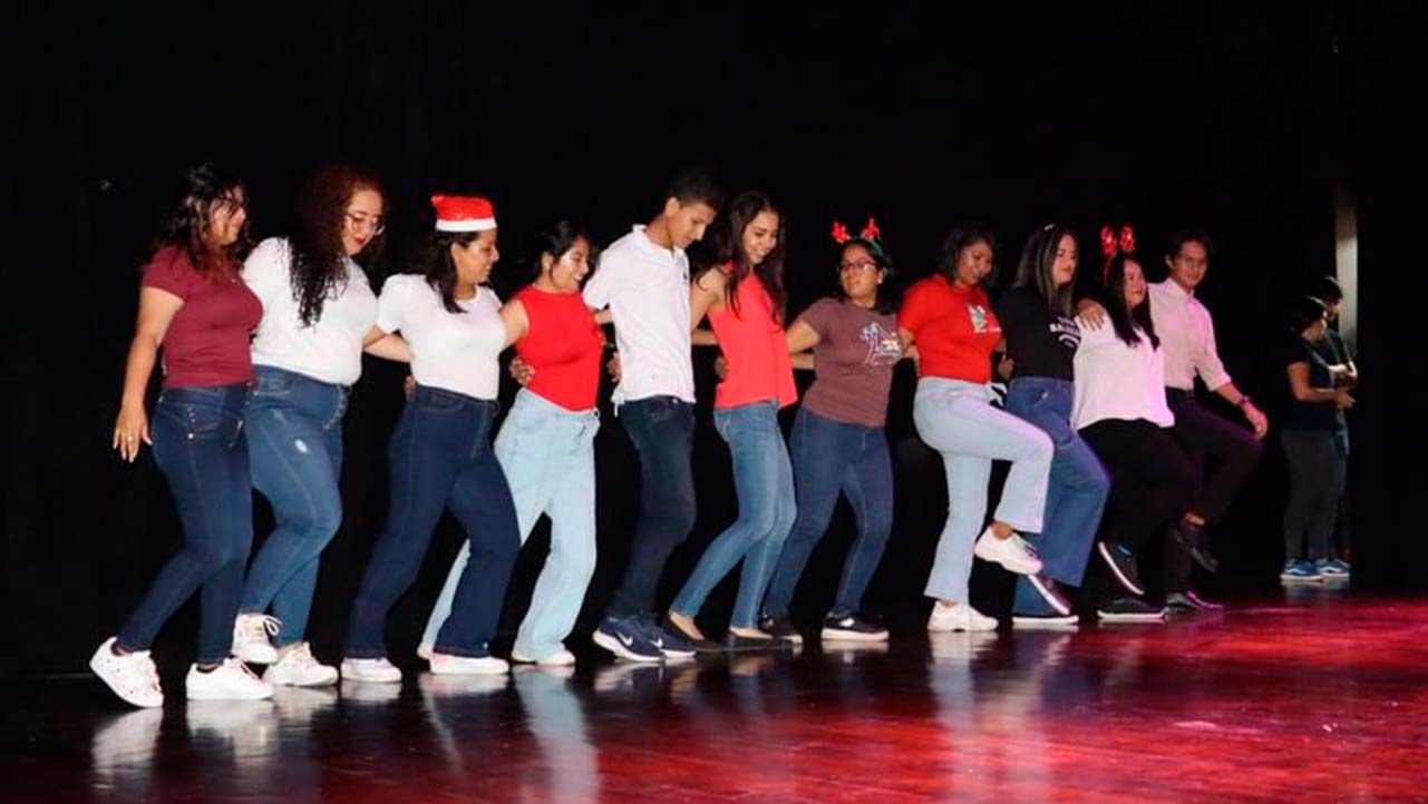 Estudiantes de las carreras de Educación Básica e Inicial durante el evento de la obra teatral