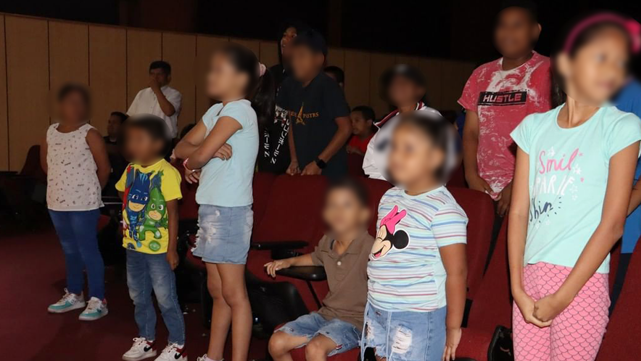 Niños y niñas disfrutan de la obra teatral organizado por las carreras de Educación Básica e Inicial