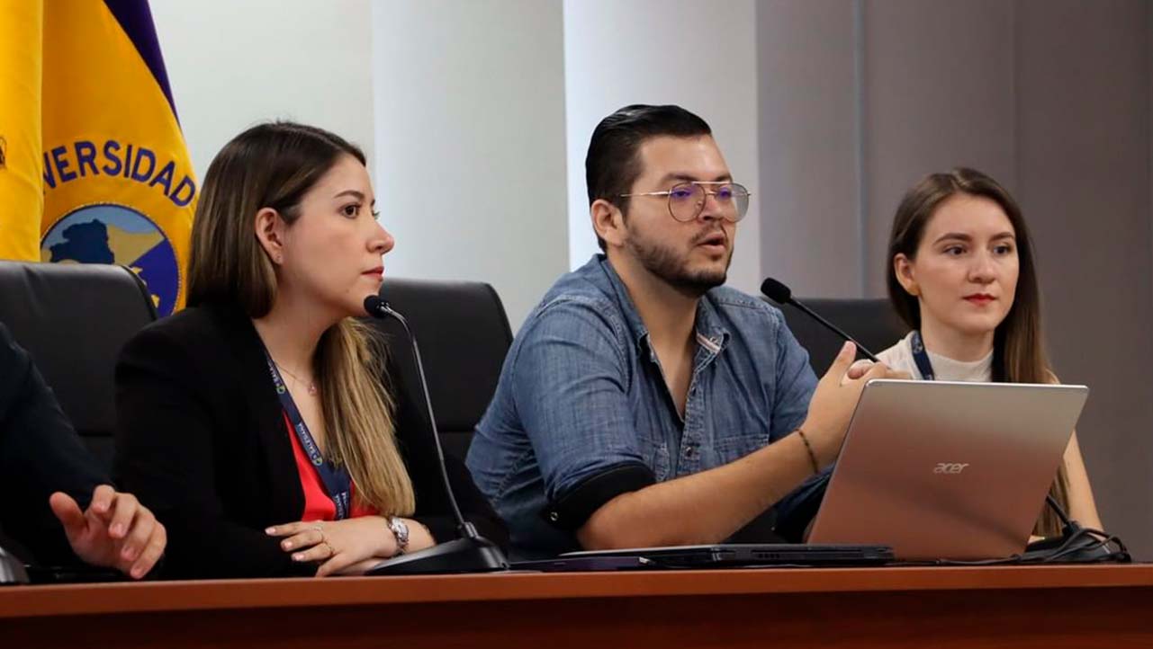 Expositores dando la bienvenida a los estudiantes de odontología