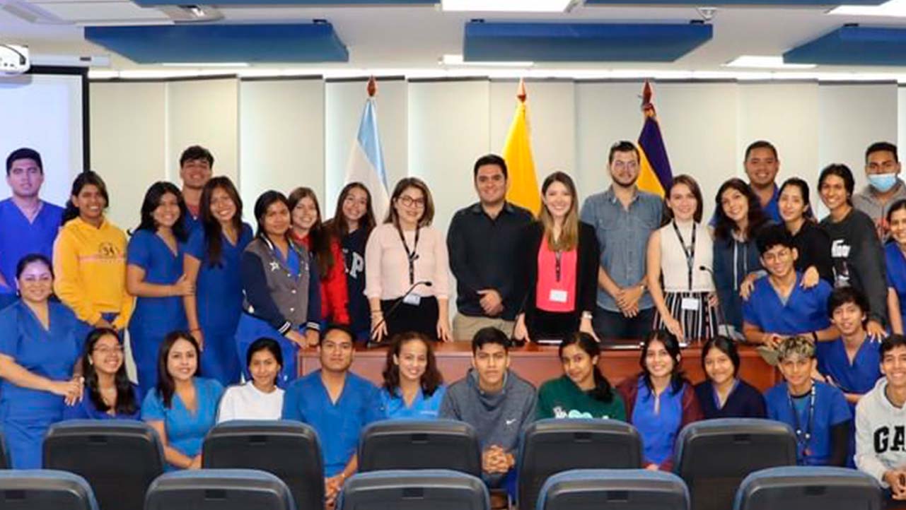 Estudiantes junto a docentes de la carrera