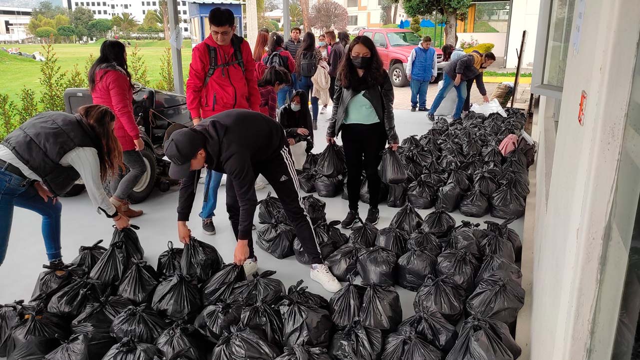 Pastoral Universitaria de los campus Sur y El Girón durante la campaña solidaria de Navidad