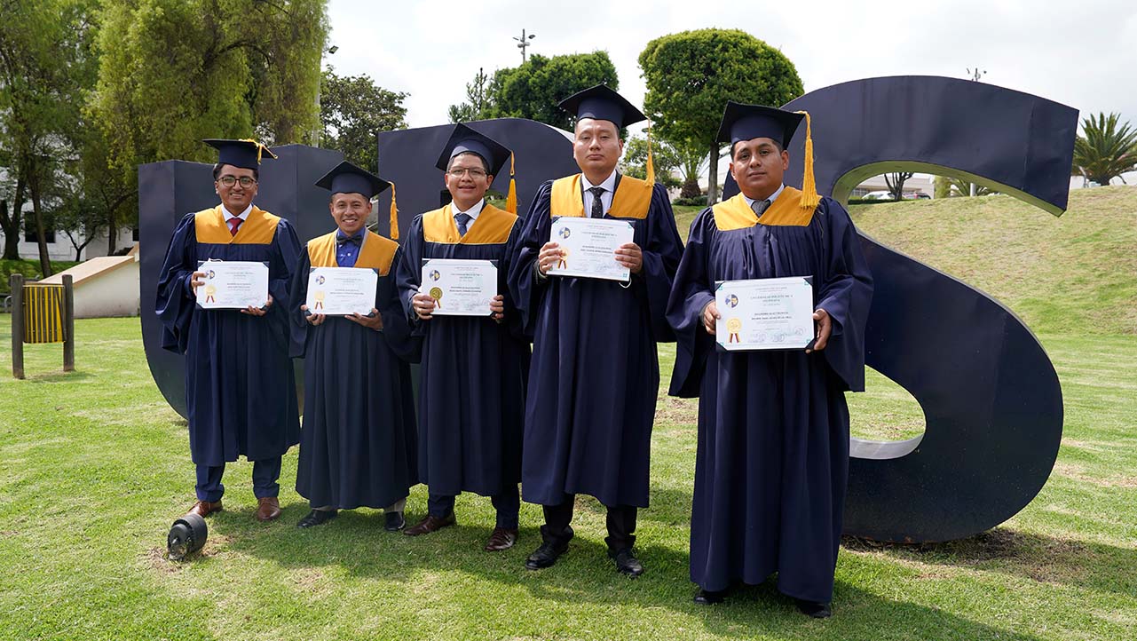 Graduados de la carrera de Electrónica y Automatización