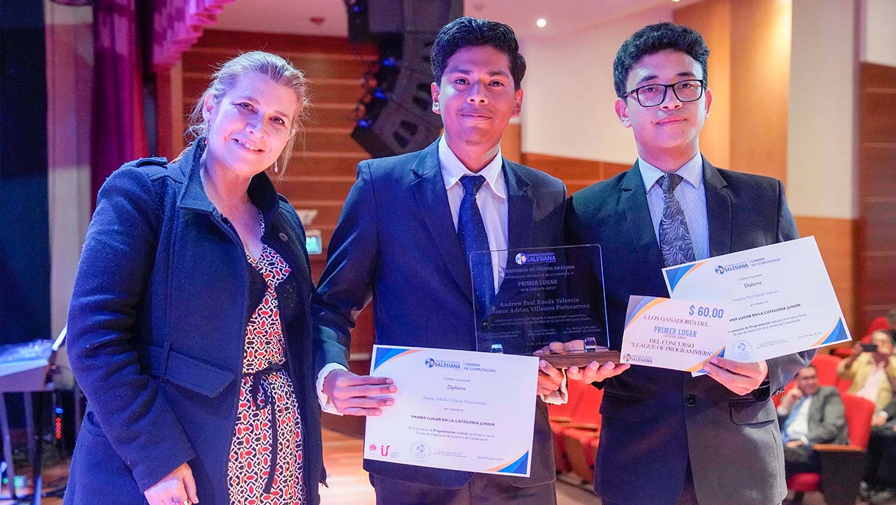 Entrega de diplomas y placas a los ganadores de los concursos de programación y redes