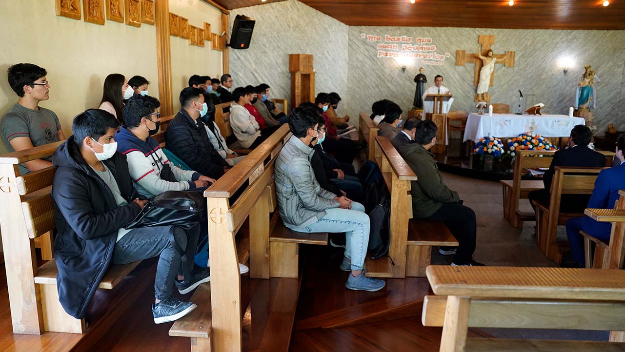 Eucaristía presidida por el P. Patricio López en agradecimiento por la trayectoria de la carrera