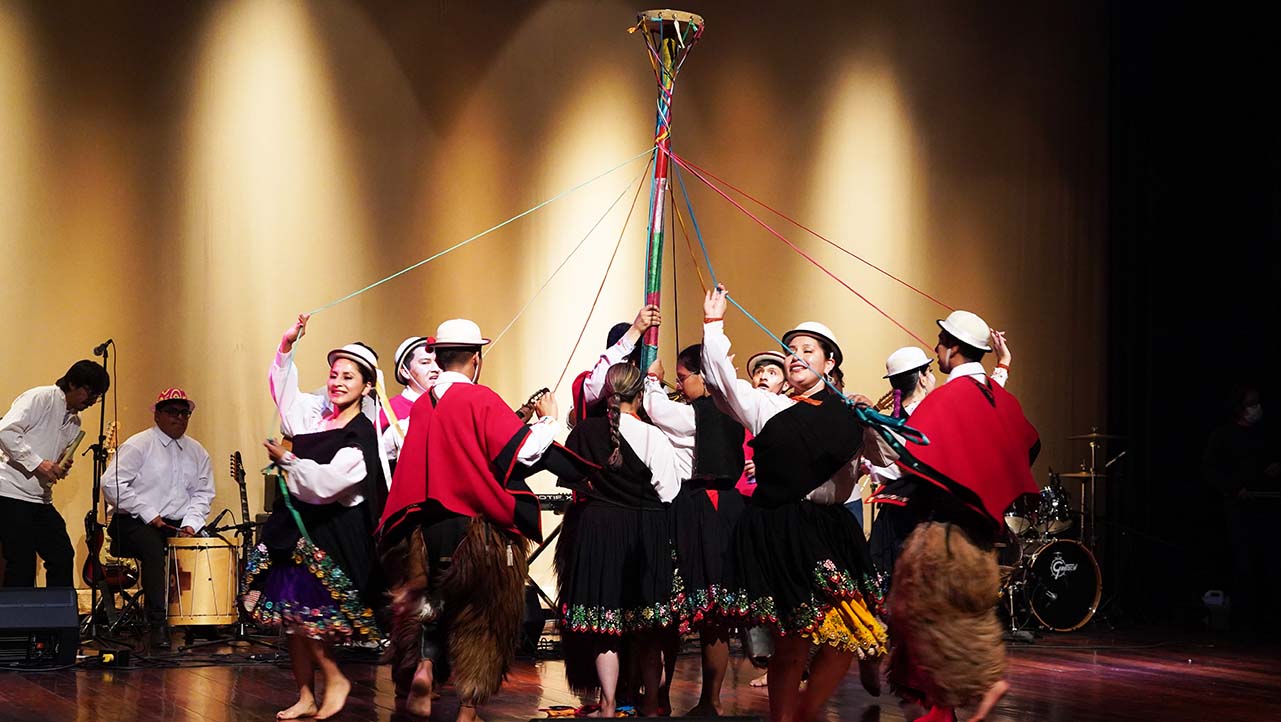 Danza folclórica presentada en el Festival de las Artes Don Bosco 2023