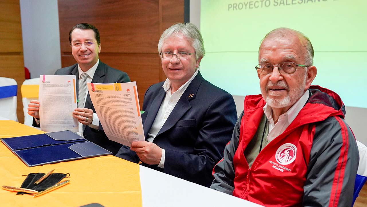 (De izq.) P. Juan Cárdenas, Rector de la UPS; P. Marcelo Farfán, Canciller e Inspector del Ecuador y P. Esteban Ortiz del Proyecto Salesiano Ecuador