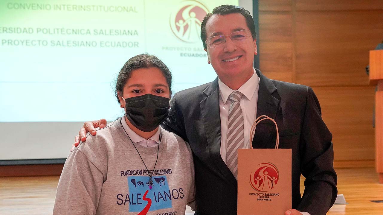 P. Juan Cárdenas recibe presente de parte del Proyecto Salesiano Ecuador