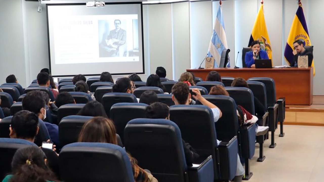 Estudiantes y docentes que son parte del Cine Foro