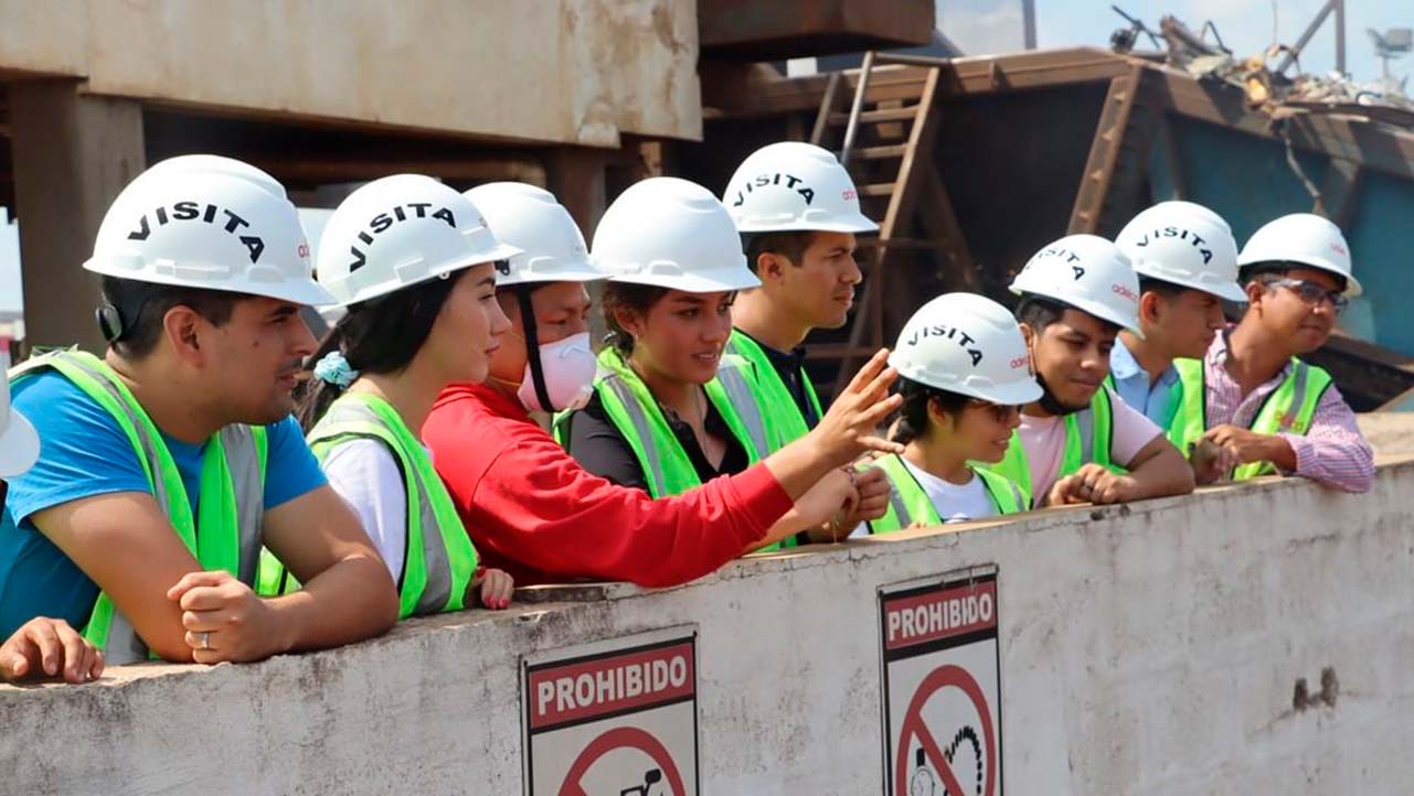 Estudiantes de Ingeniería Industrial durante la visita técnica en ADELCA