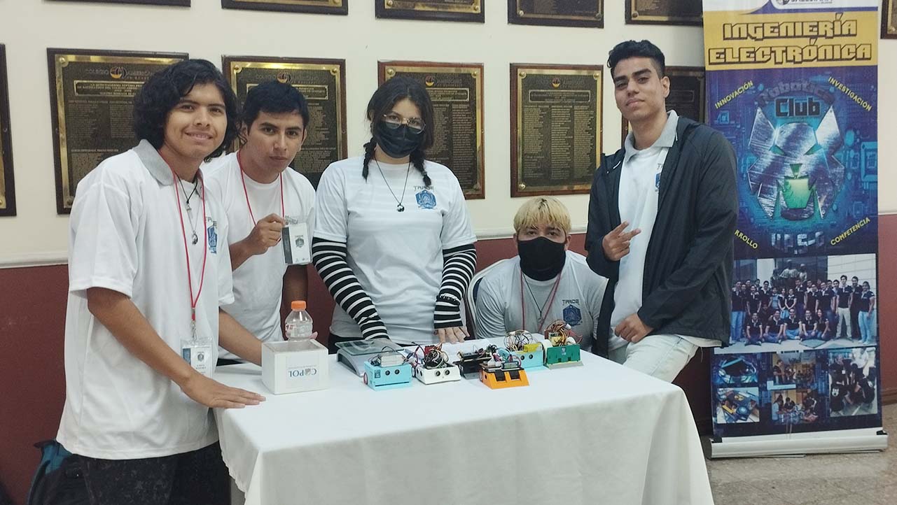Estudiantes y miembros del Club de Robótica de la sede Guayaquil