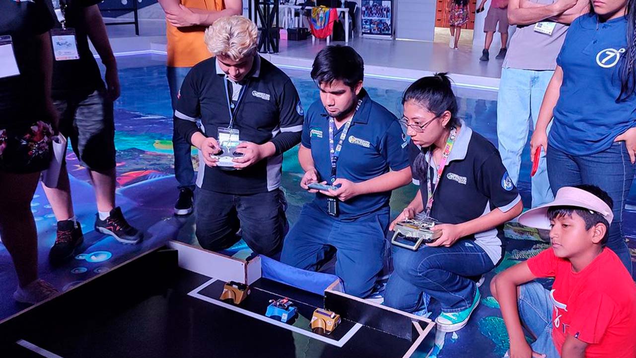 Miembros del ASU Club de Robótica durante una de las pruebas de la competencia