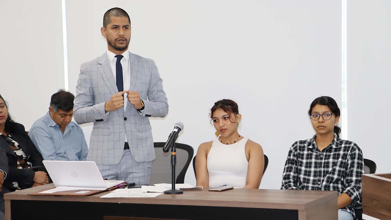 Desarrollo de una simulación en la nueva sala de audiencias junto a estudiantes de la carrera