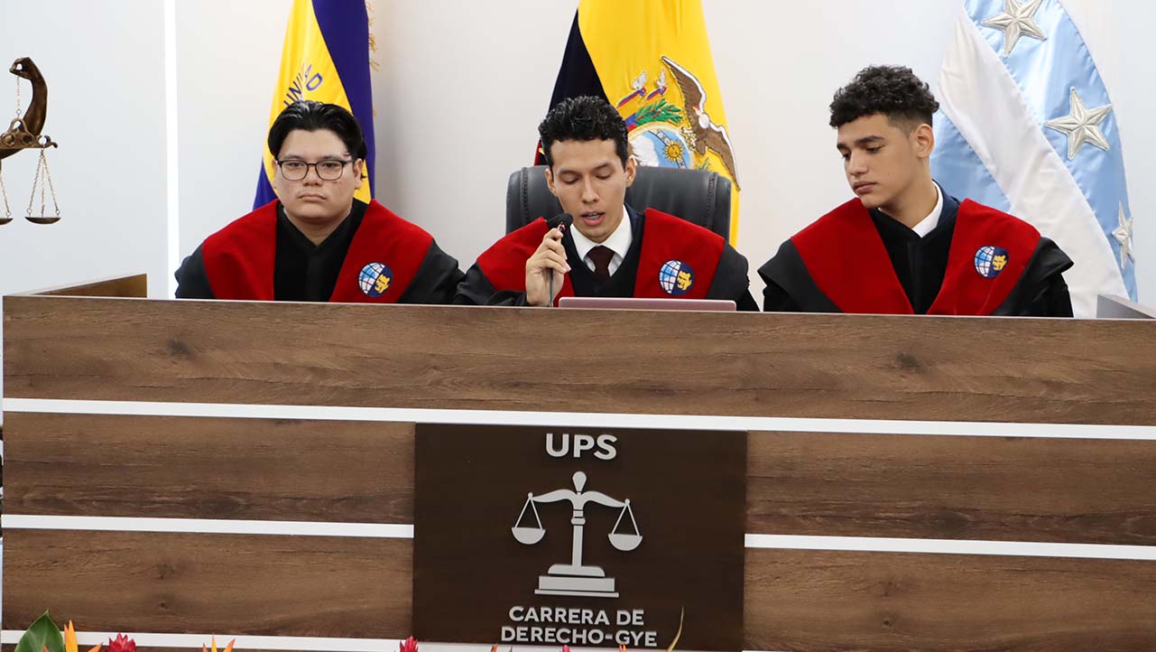 Desarrollo de una simulación en la nueva sala de audiencias junto a estudiantes de la carrera