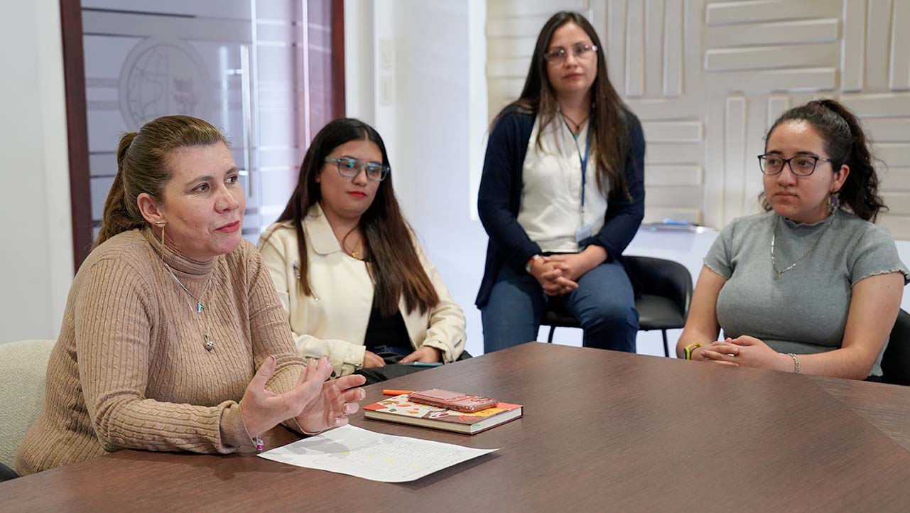 Diálogo con los estudiantes de la UPS que reciben la beca de la Fundación CRISFE para cursar sus estudios universitarios