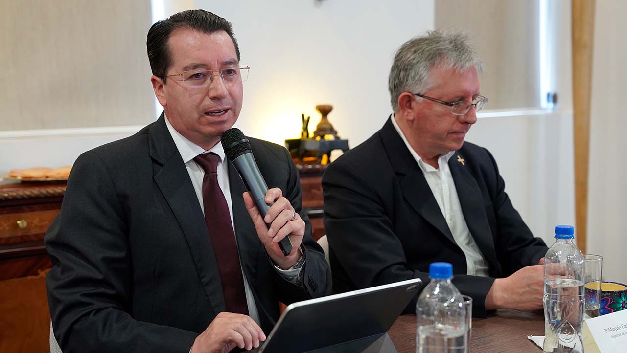 P. Juan Cárdenas, Rector de la UPS y P. Marcelo Farfán, Inspector de los Salesianos en el Ecuador