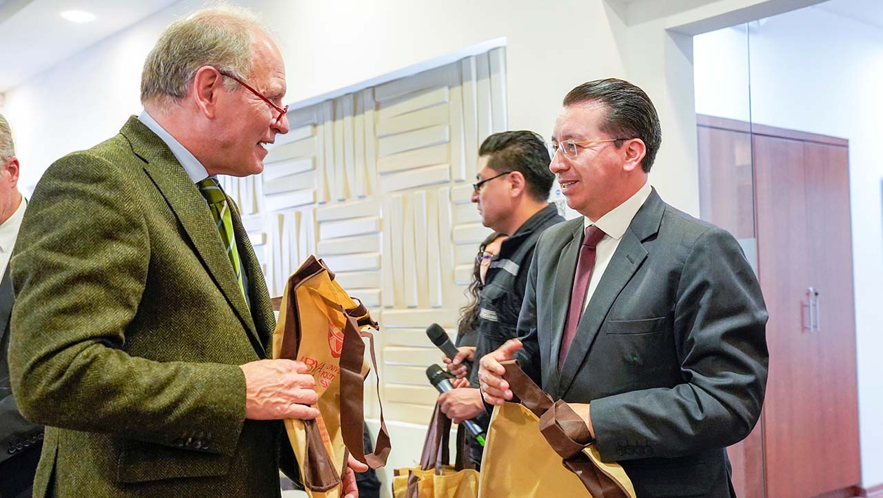 P. Juan Cárdenas, Rector de la UPS y Charles-Michel Geurts, Embajador de la Unión Europea en Ecuador