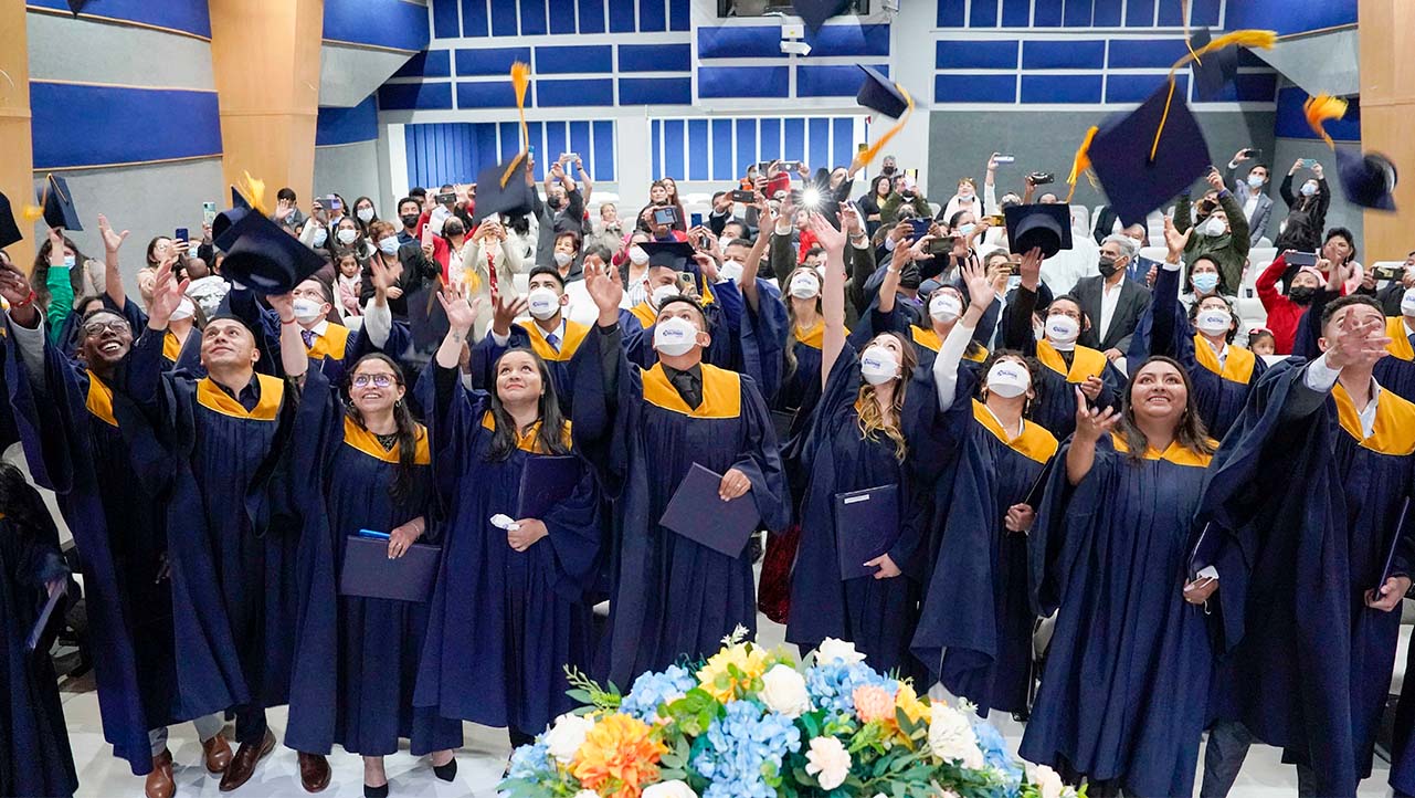 Profesionales reciben su título de tercer y cuarto nivel