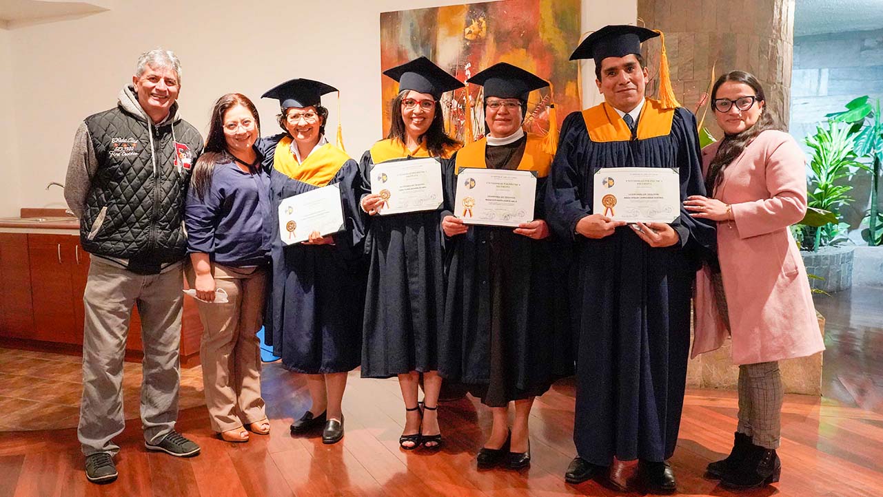 Primera promoción de profesionales de la carrera de Teología en línea